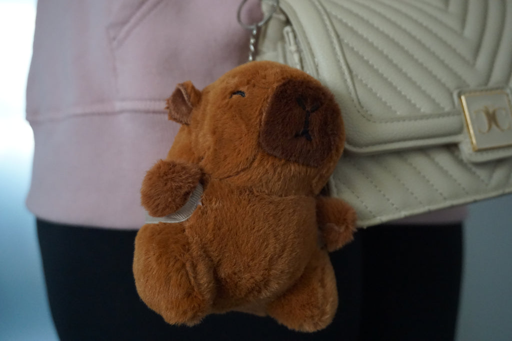 Capy Buddy – Plüschiger Capybara Anhänger für Handtaschen & Rucksäcke